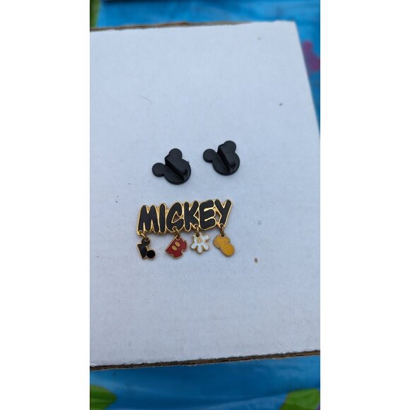 Disney Mickey Mouse Trading Pin With Dangling Body Parts Charms - Picture 2 of 3